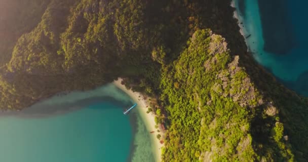 Tropische Eiland Smaragd Lagune Bovengrondse Zicht Vliegen Zonlicht Strand Exotisch — Stockvideo