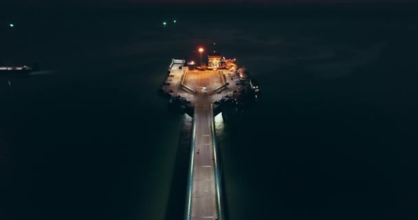 空中夜间照明港口码头 海军蓝色海水中的港口 在轮渡桥上方 戏剧性的五彩斑斓的天空笼罩着云彩 黄昏时的海景 工业概念 亚洲夏季旅行 — 图库视频影像
