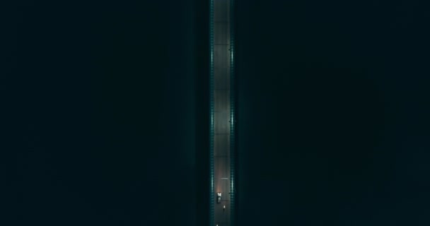 顶部向下的空中夜桥道路在黑暗的海水背景 汽车驾驶码头电影城市景观无人机的观点 汽车和摩托车在晚上开着灯 新加坡 旅行概念 — 图库视频影像