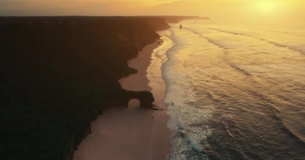 Bølget Hav Klippevæg Kæmpe Hul Antenne Udsigt Orange Solnedgang Havets – Stock-video