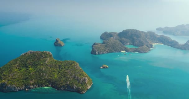 生活方式的概念 豪华游艇巡航无人驾驶飞机视图 蓝色海水背景上的热带绿色岛屿 明媚的黎明天堂海景 暑假快艇旅行 — 图库视频影像