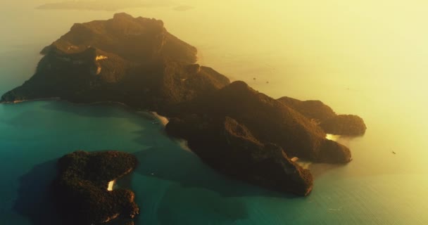 Isla Tropical Soleada Vista Aérea Agua Turquesa Drone Video Exóticos — Vídeos de Stock