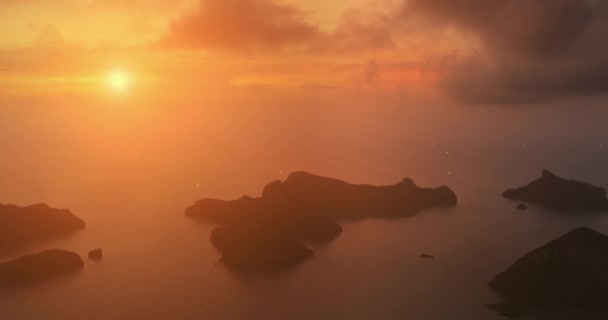 Luft Bunten Sonnenuntergang Ozean Horizont Inselsilhouette Auf Goldenem Himmel Drohnenblick lizenzfreies Stockvideo