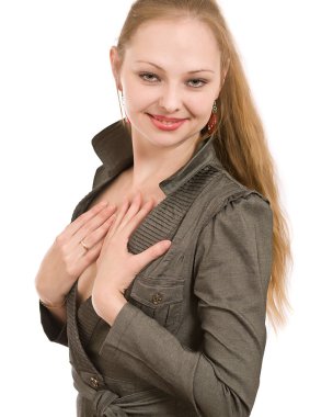 şık elbiseli bir genç kadın.