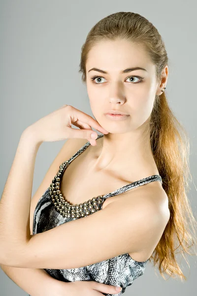 Retrato de una joven hermosa niña —  Fotos de Stock