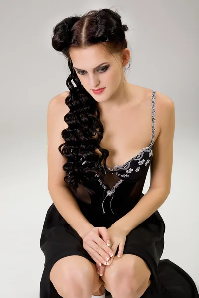 Attraente donna dai capelli scuri — Foto Stock