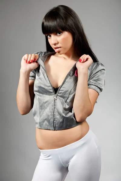 Ung kvinna med svart hår och vita leggings — Stockfoto