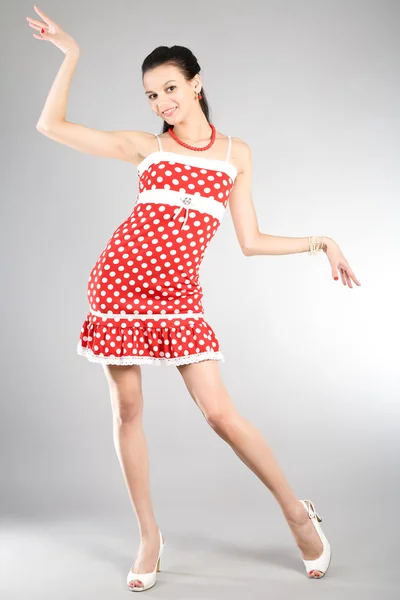 Attraktiv flicka i röd klänning — Stockfoto