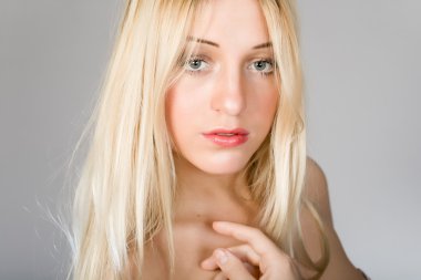 genç çekici sarışın