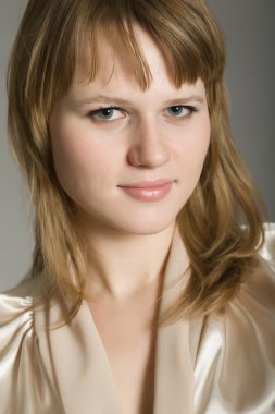 Akıllı elbiseli güzel kız