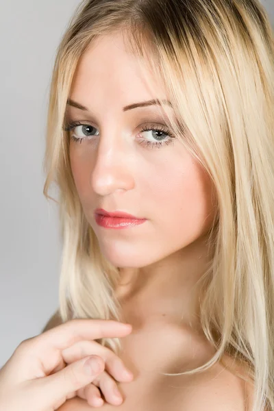 Mladá atraktivní blondýnka — Stock fotografie