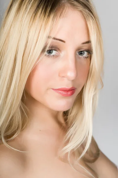 Молодая привлекательная блондинка — стоковое фото