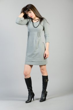 gri elbiseli bir genç kadın
