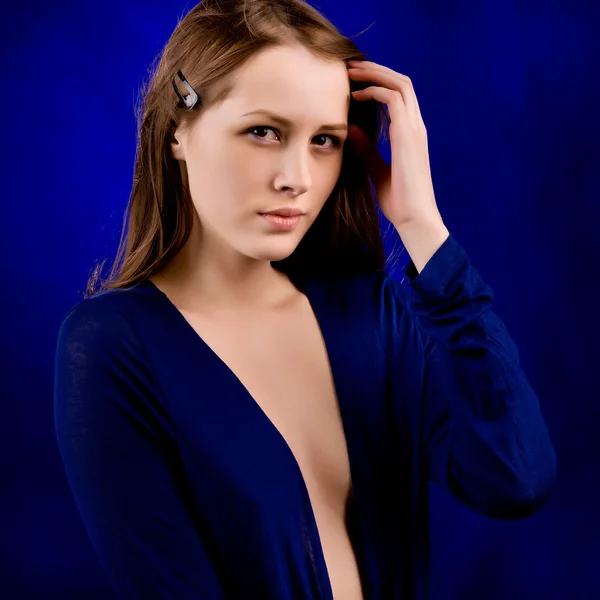 Mavi bir arka plan üzerinde seksi kadın — Stok fotoğraf