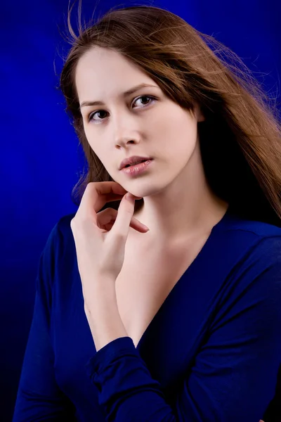 Szexi nő, kék háttérrel — Stock Fotó