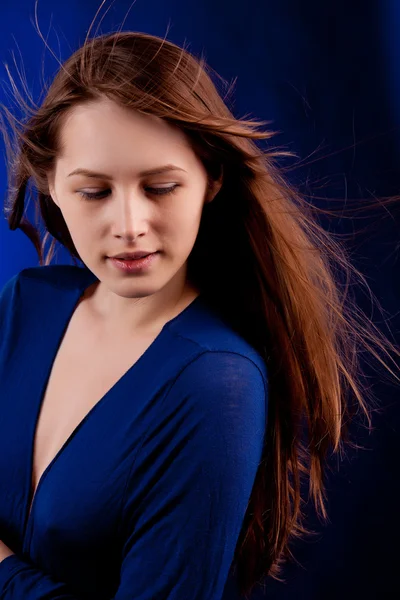 Mujer sexy sobre un fondo azul —  Fotos de Stock