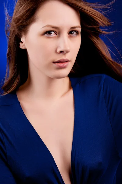 Mulher sexy em um fundo azul — Fotografia de Stock