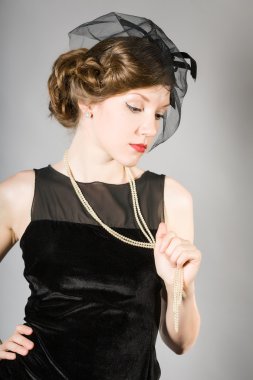 kadın siyah elbise retro