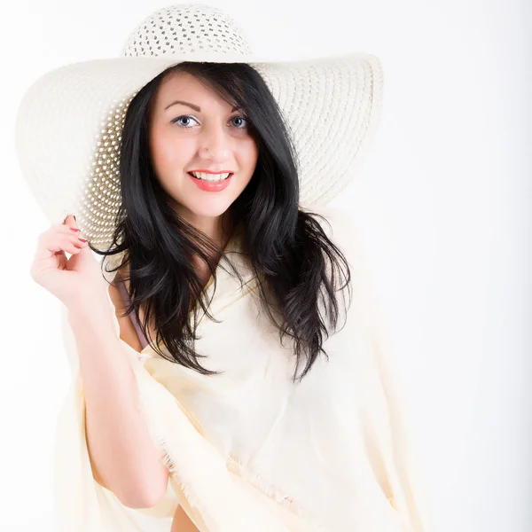 Mujer joven en un sombrero de playa —  Fotos de Stock