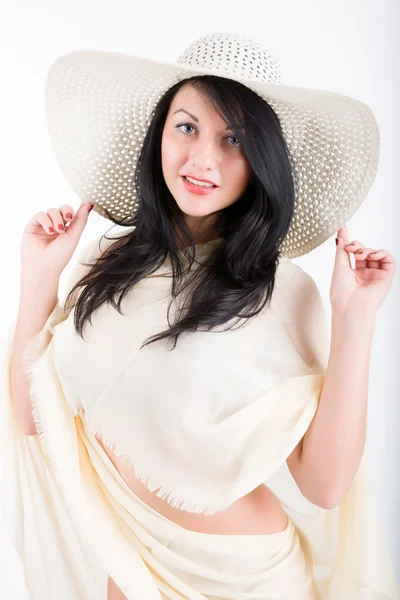 Νεαρή γυναίκα με ένα καπέλο παραλία — Φωτογραφία Αρχείου