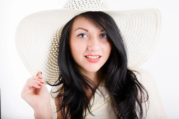 Młoda kobieta w kapeluszu plaży — Zdjęcie stockowe