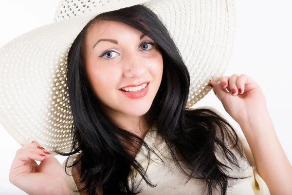 Jeune femme dans un chapeau de plage — Photo