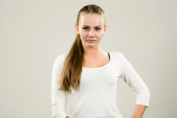 Jovem mulher em uma blusa branca — Fotografia de Stock