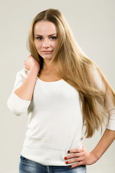 Jeune femme en chemisier blanc — Photo