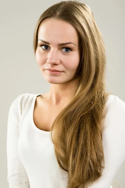 Ung kvinna i en vit blus — Stockfoto