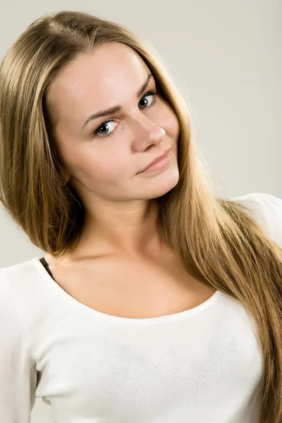 Młoda kobieta w białej bluzce — Zdjęcie stockowe