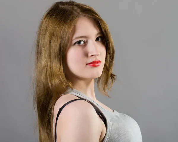 Meisje met lange haren en een grijze blouse — Stockfoto