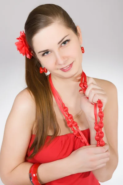 Vrouw in een rode jurk — Stockfoto