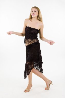 siyah elbiseli çekici kız