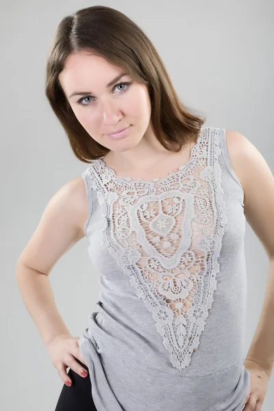 Brunette in een grijze blouse — Stockfoto