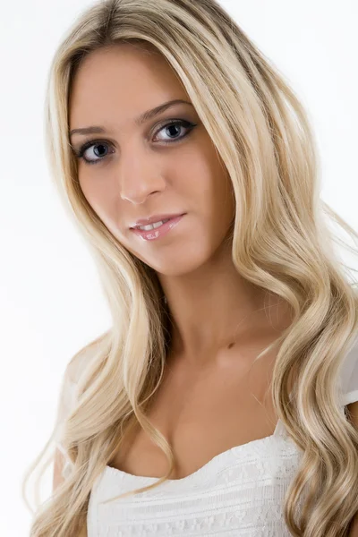Mooie blonde in een witte jurk — Stockfoto