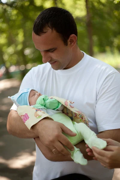 Jeune père avec enfant — Photo