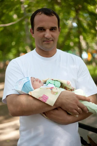 Jeune père avec enfant — Photo