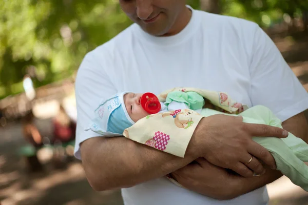 Jeune père avec enfant — Photo