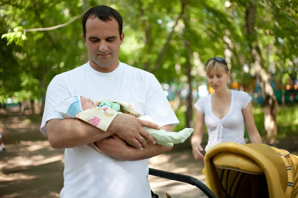 Family on walk — Stockfoto