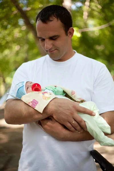 Jeune père avec enfant — Photo