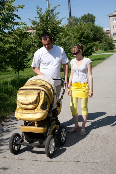Family on walk — Stock Photo, Image