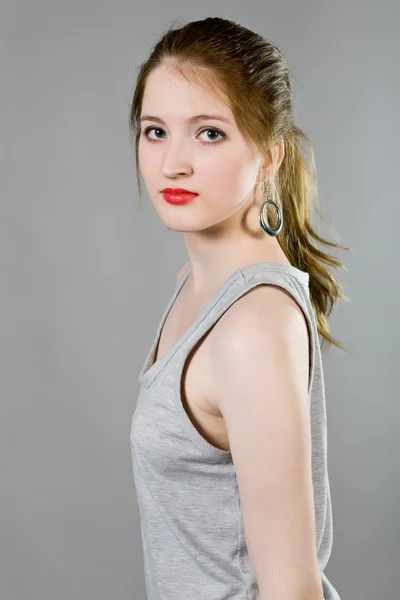 Chica joven en una blusa gris —  Fotos de Stock