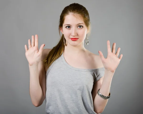 Jeune fille dans un chemisier gris — Photo