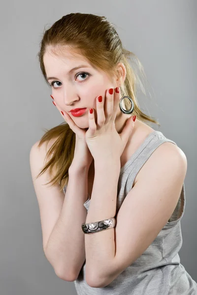 Jong meisje in een grijze blouse — Stockfoto