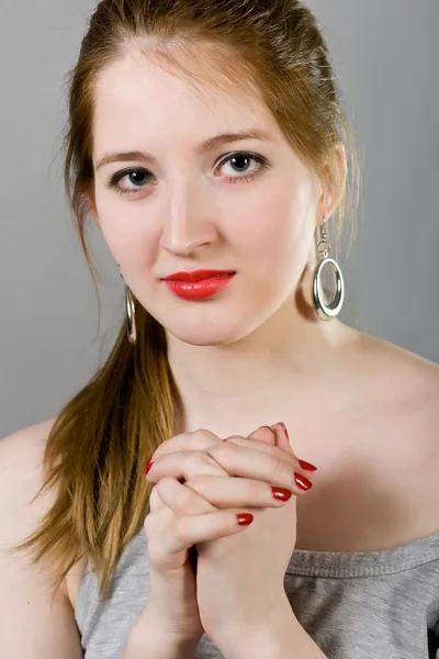 Jeune fille dans un chemisier gris — Photo