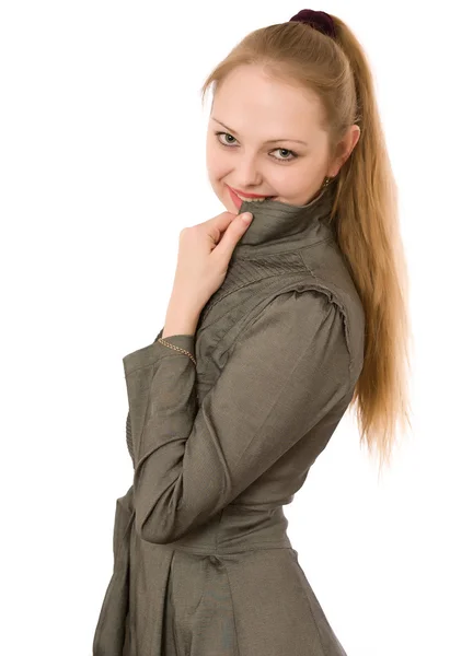 Jonge vrouw in een grijze mantel — Stockfoto