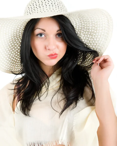 Młoda brunetka w białym kapeluszu — Zdjęcie stockowe