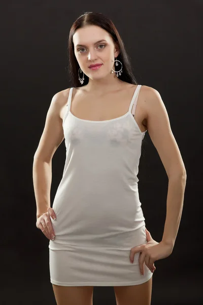 Siyah bir arka plan üzerinde beyaz elbiseli kız — Stok fotoğraf