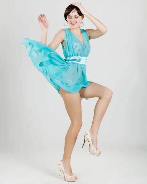 Meisje in een turquoise jurk — Stockfoto