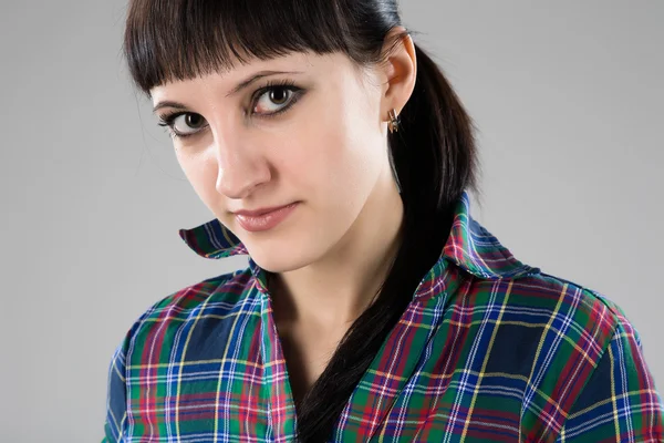 Atraktivní brunetka v kostkované košili — Stock fotografie